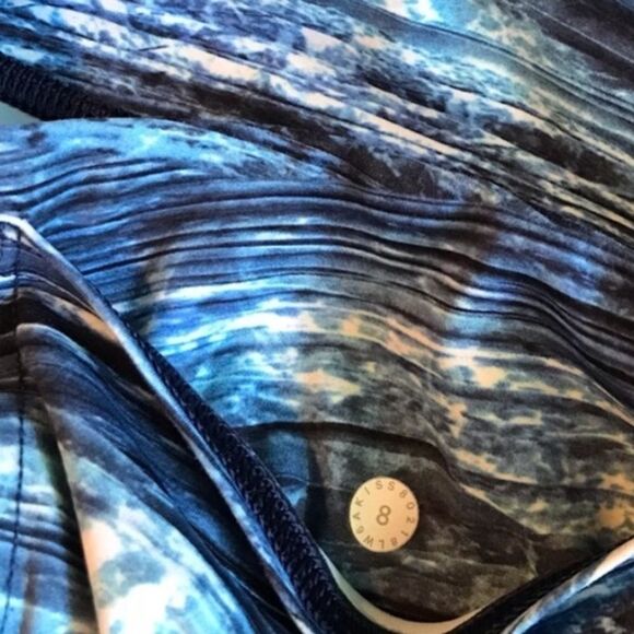 Blue Lululemon patterned crop leggings size 8 - Picture 3 of 3